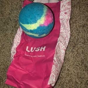 Lush bath bomb